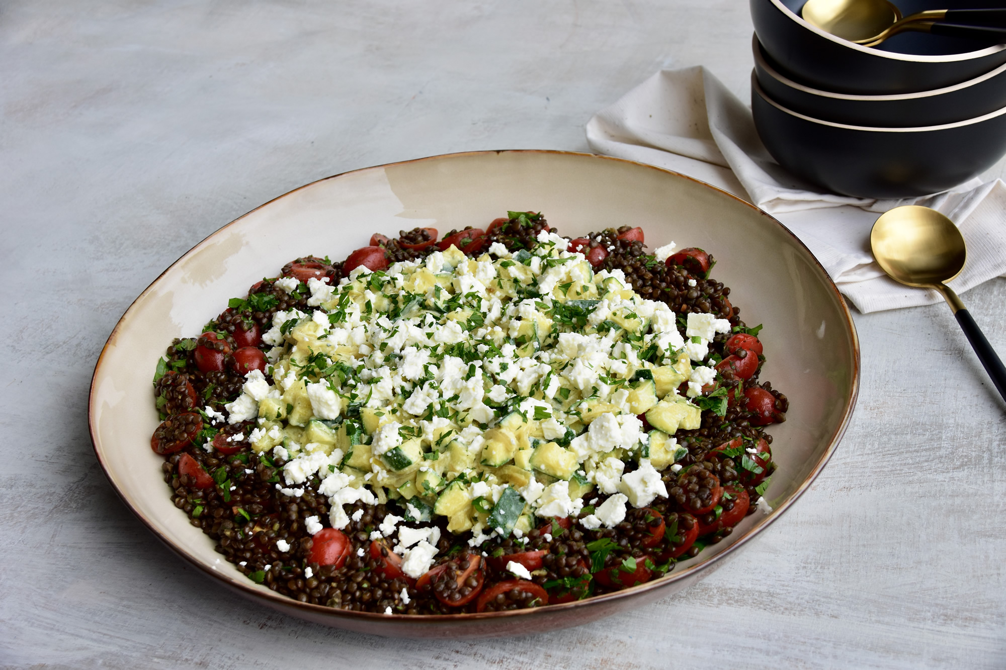 (Beluga)linzen met gemarineerde tomaat, courgette en feta