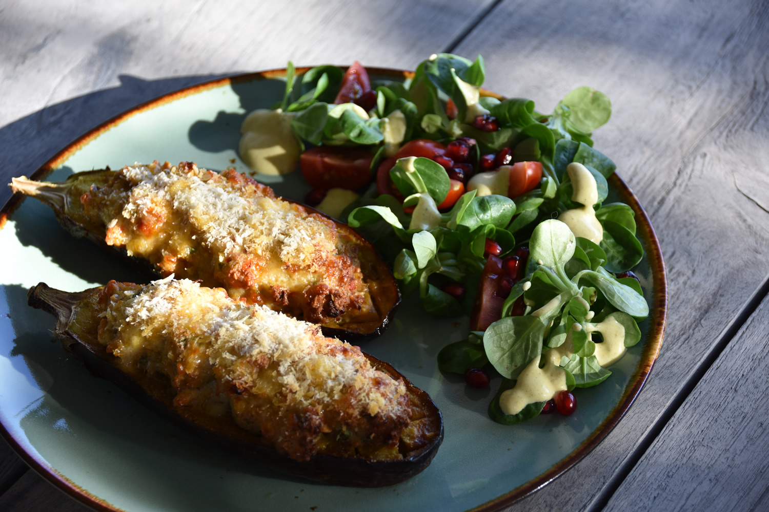 Aubergine met kippengehakt en currydressing