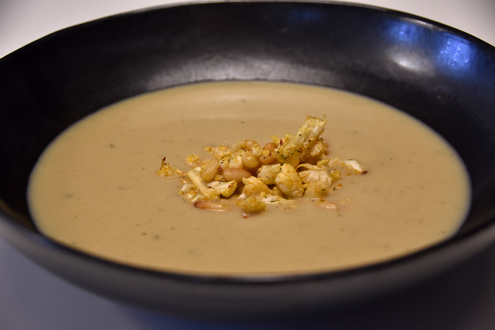 Bloemkoolsoep met kokosmelk en curry