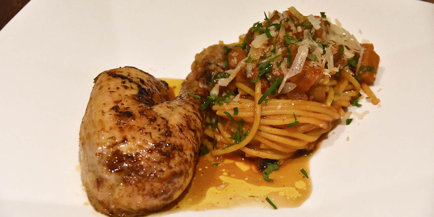 Braadkip met kaneel en pasta melanzane