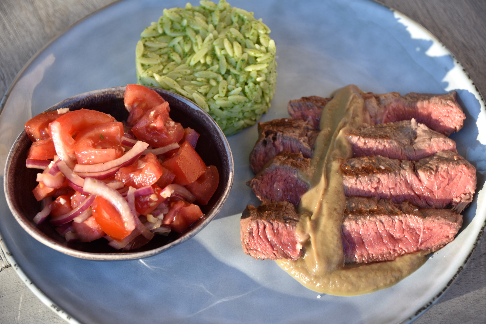 Entrecote met auberginecrème, tomatensalade en orzo