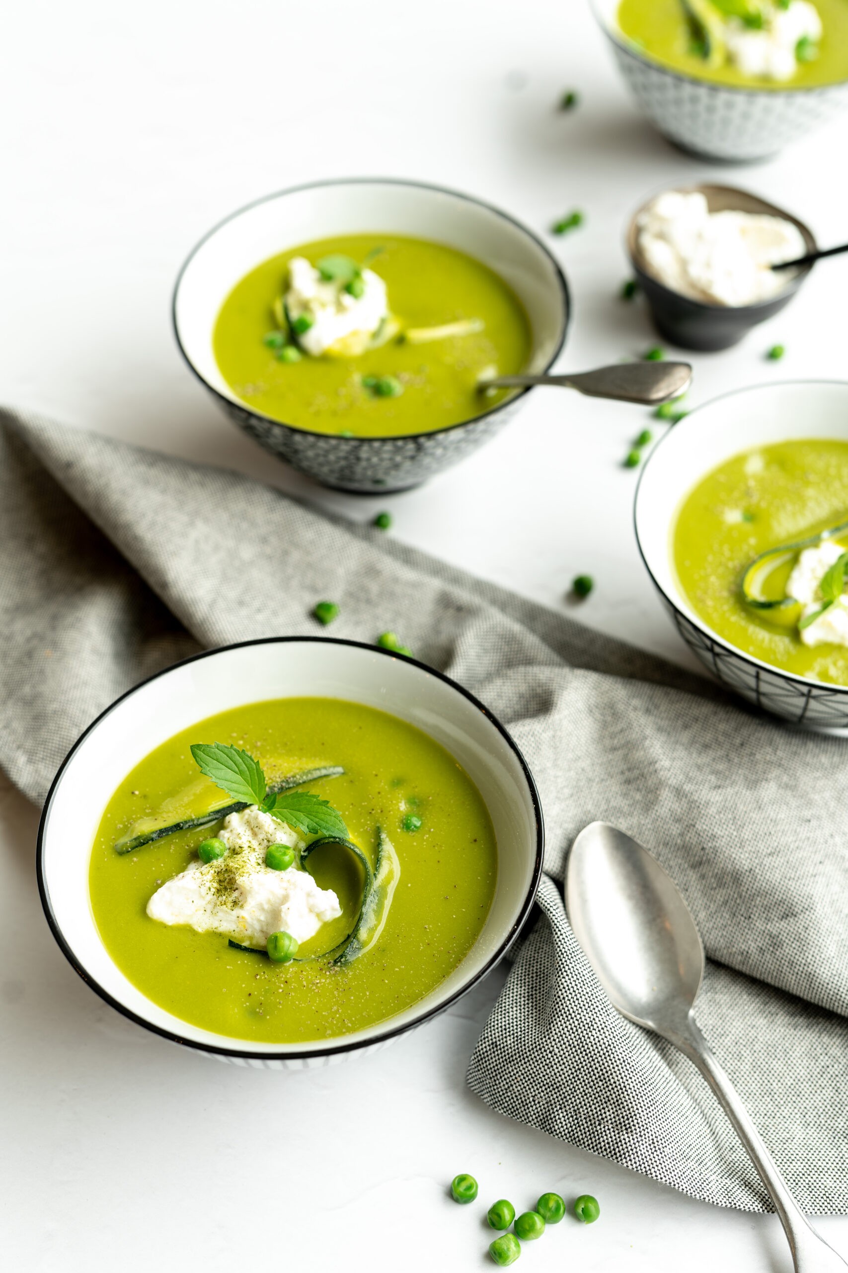 Courgettesoep met erwt, basilicum en munt