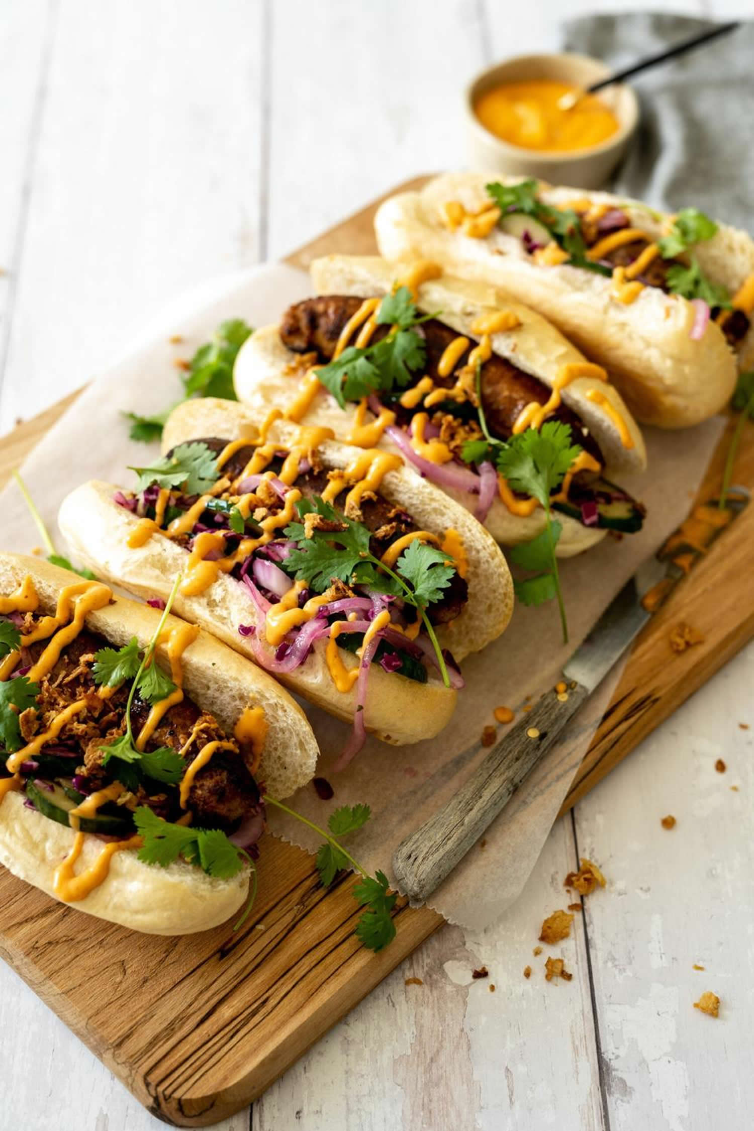 Hotdog met crunchy groentjes en sriracha