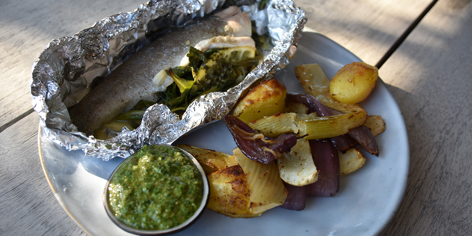 Forel met venkel en salsa verde: zomers genot in een papillot