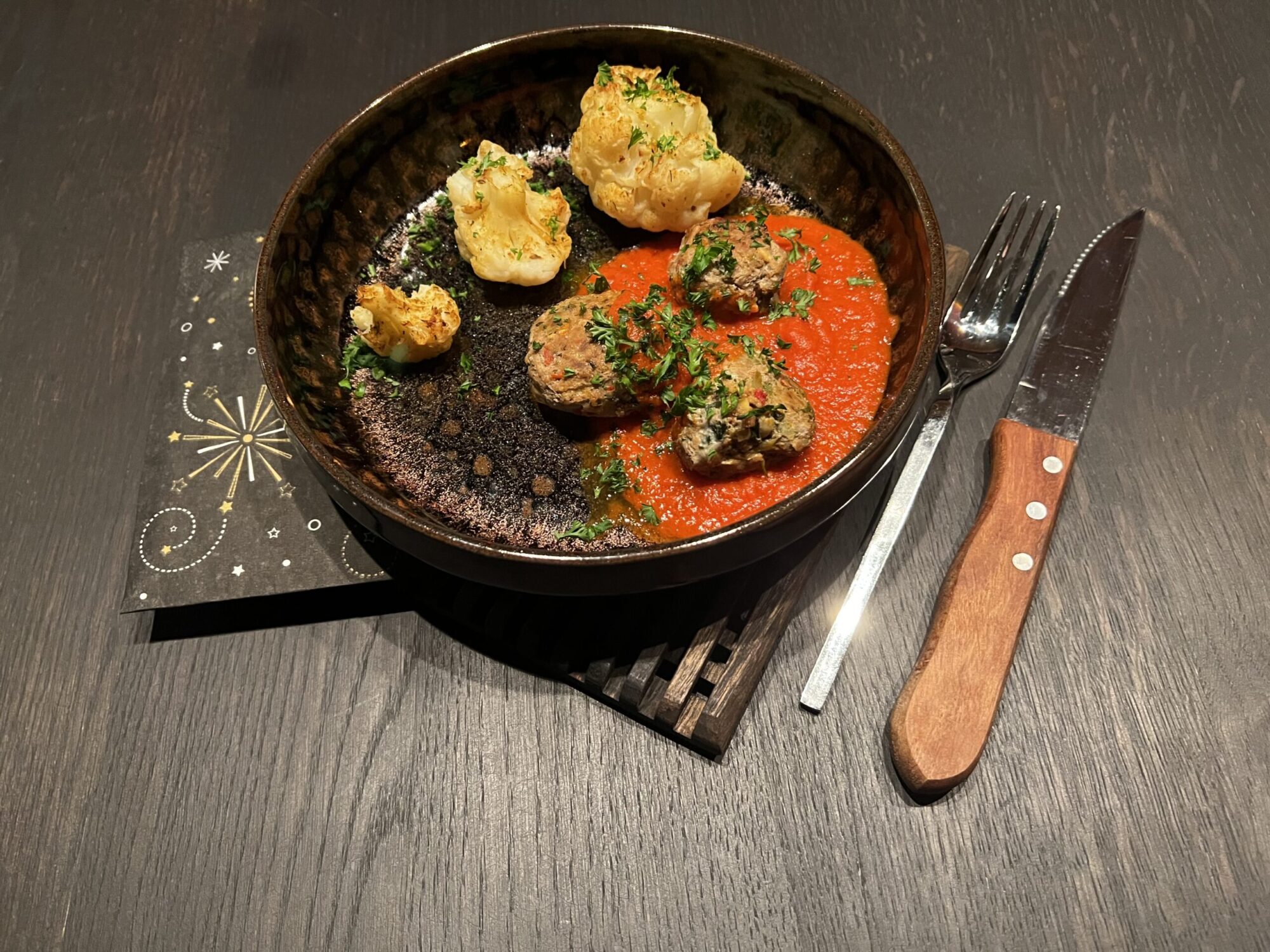 Kruidige gehaktballetje met gebakken bloemkool en een heerlijke tomatensaus
