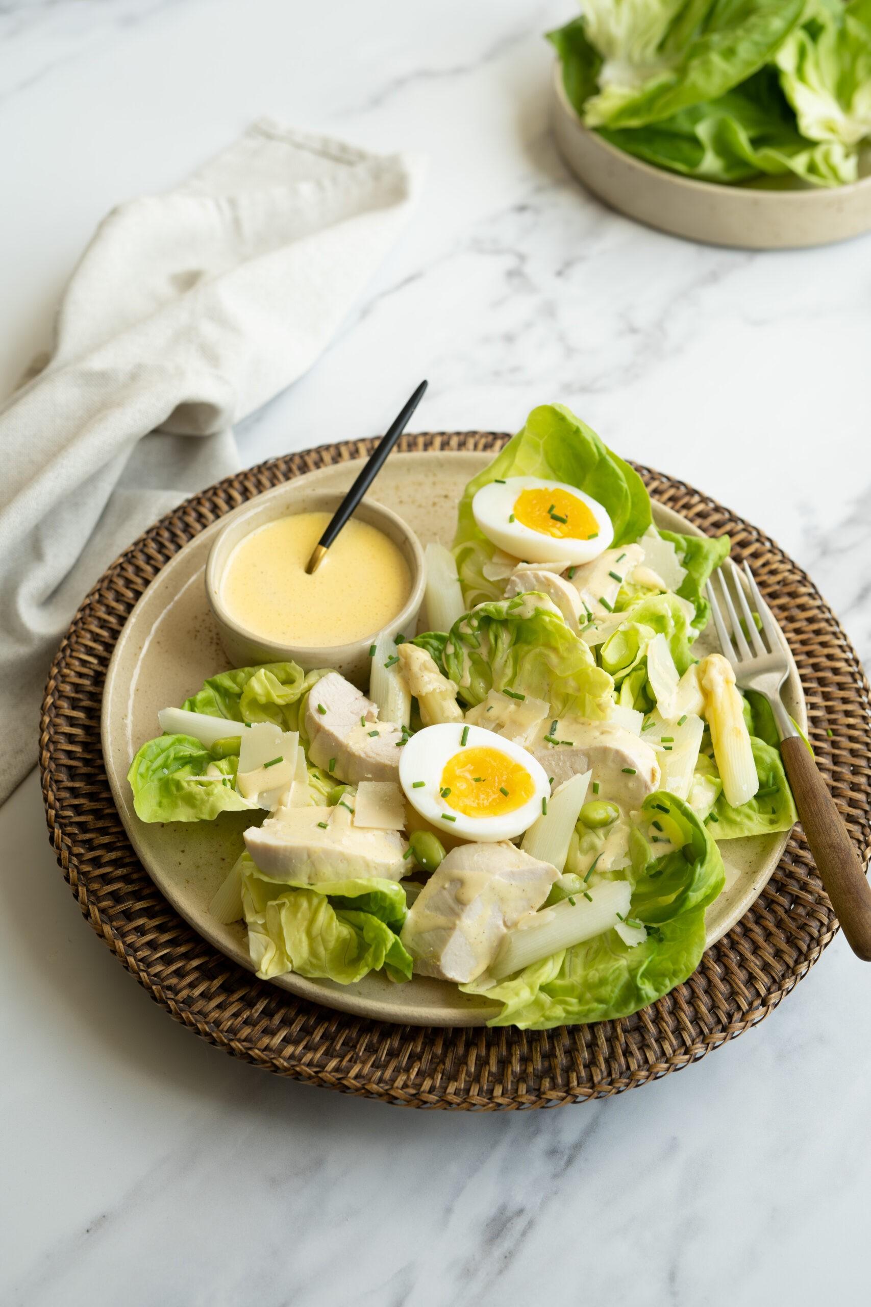 Lentesalade met asperges, gepocheerde kip en currydressing