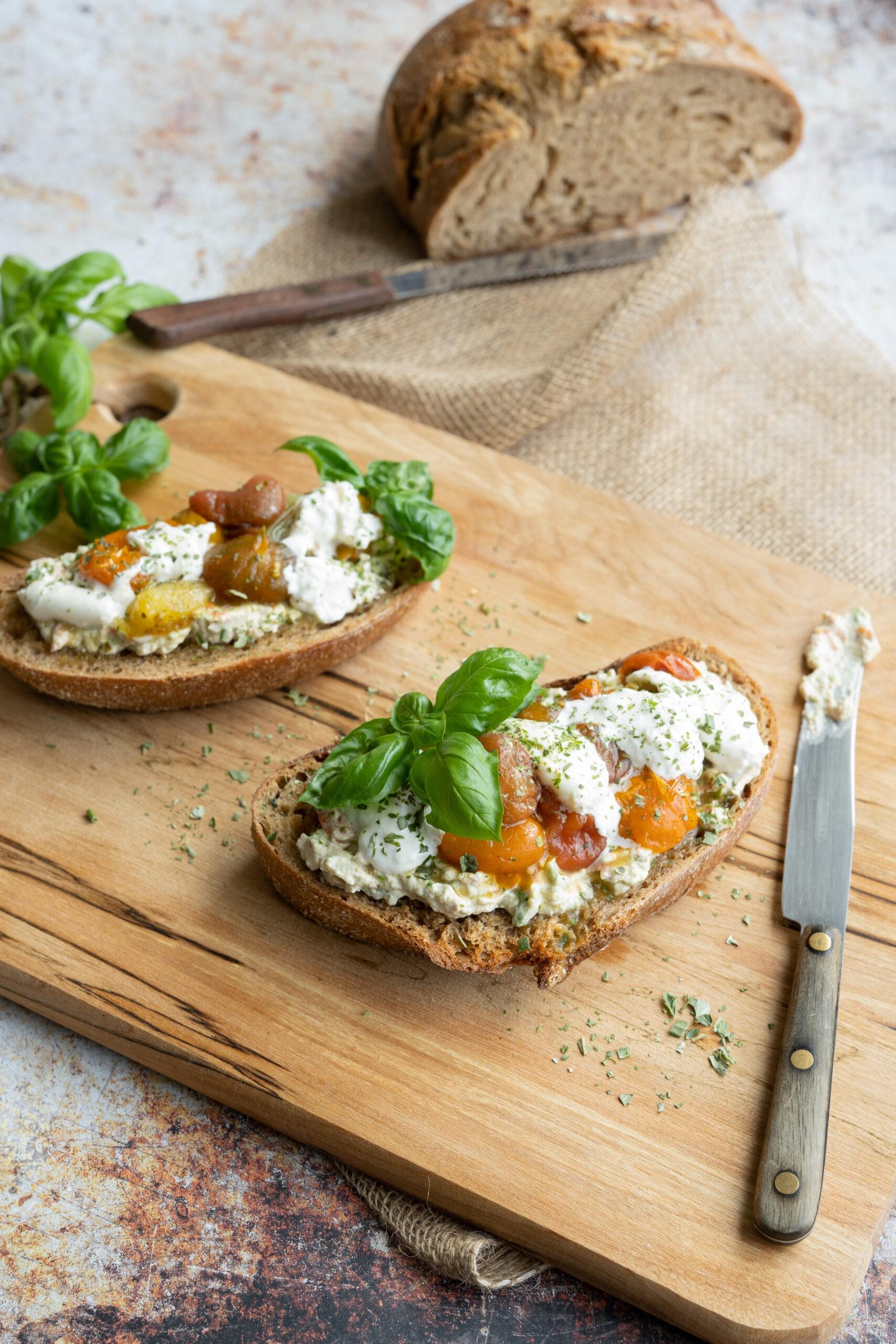 Zuurdesemtoast Met Geitenkaas Geroosterde Tomaat En Burrata Sublimix