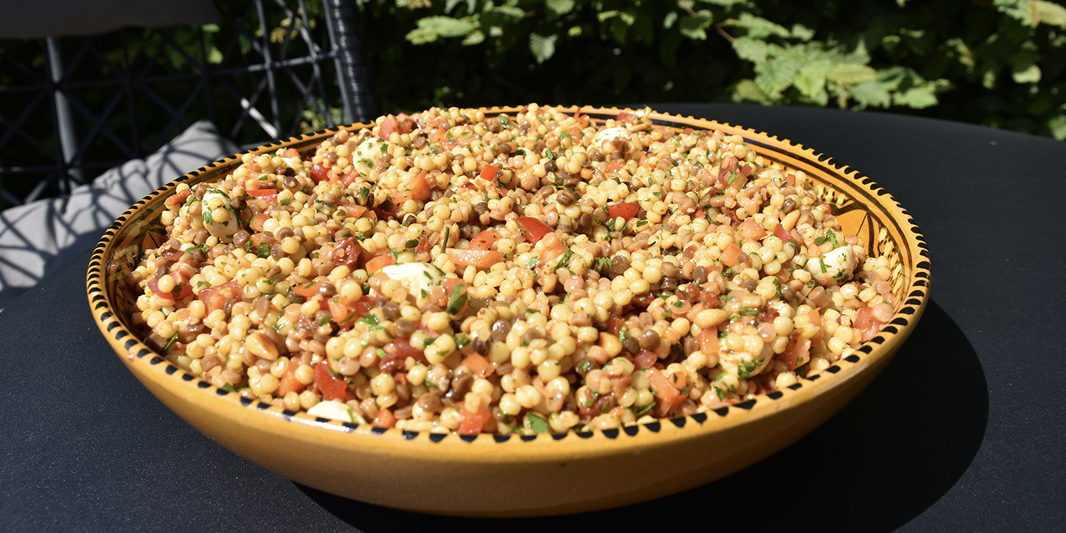 Fregola met mozzarella en kerstomaatjes