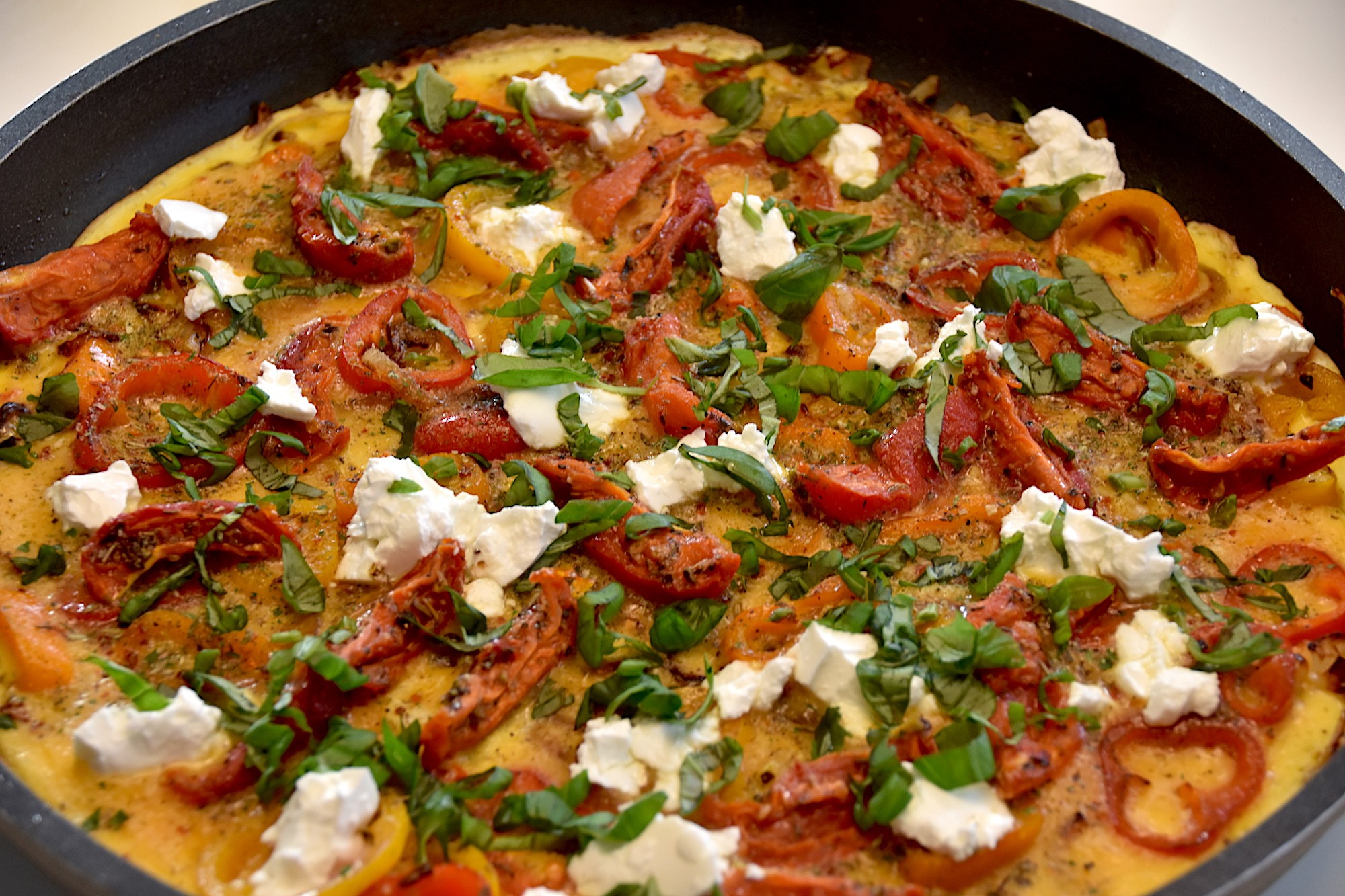 Omelet met paprika geitenkaas en zongedroogde tomaten