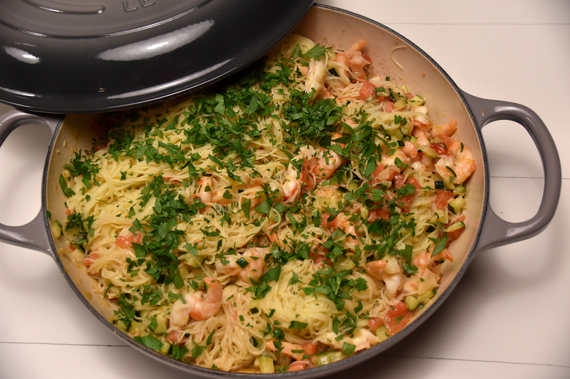 Pasta scampi met look, chili en citroen