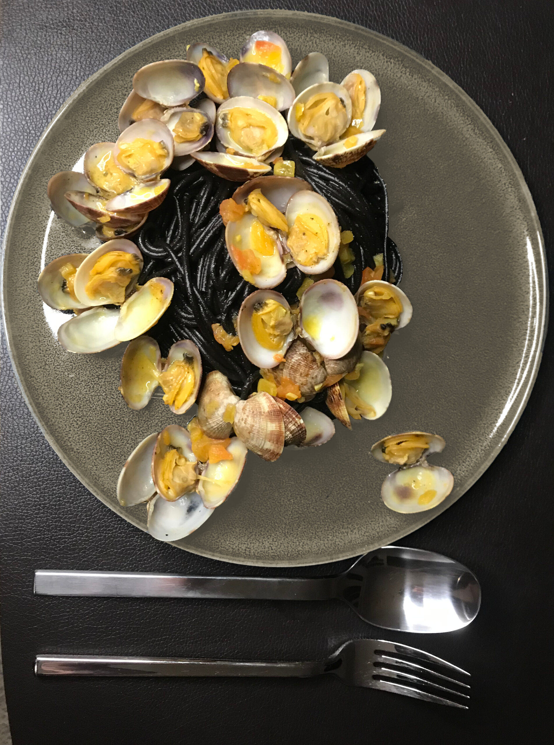 Zwarte pasta met vongole en saffraanroom