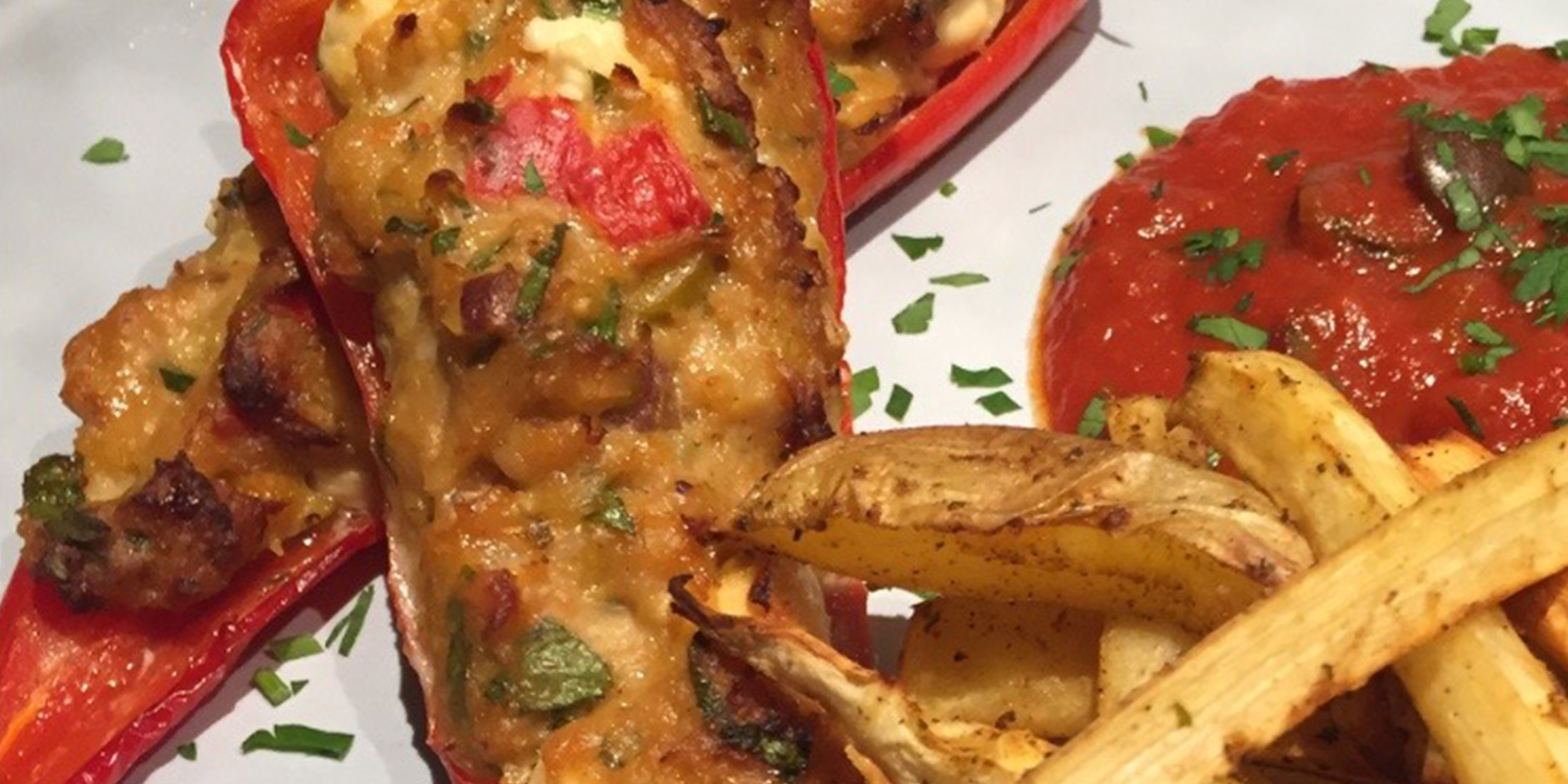 Gevulde puntpaprika met gehakt en pastinaakfrietjes