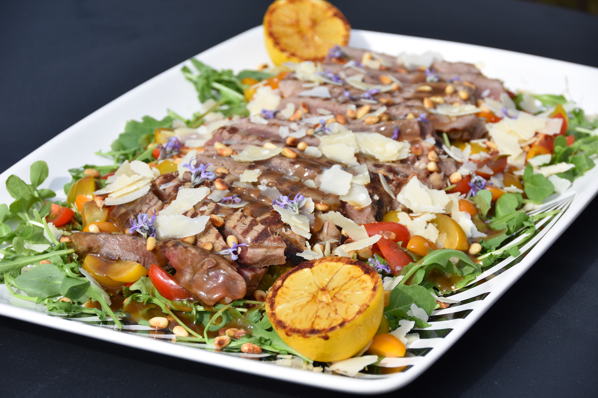 Tagliata di manzo met parmezaan, rucola en kersttomaatjes
