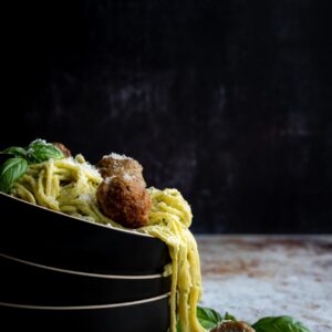 Spaghetti met broccolisaus en gevulde gehaktballen
