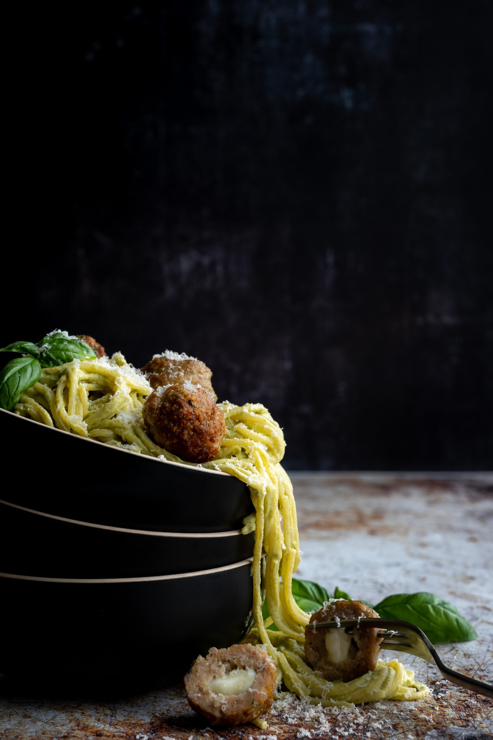 Spaghetti met broccolisaus en gevulde gehaktballen