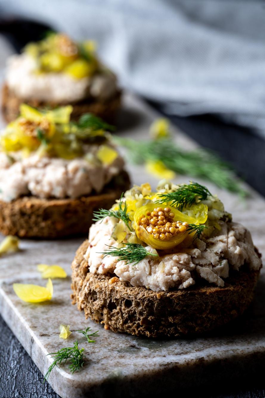 Toast met beenhammousse en mosterdkaviaar