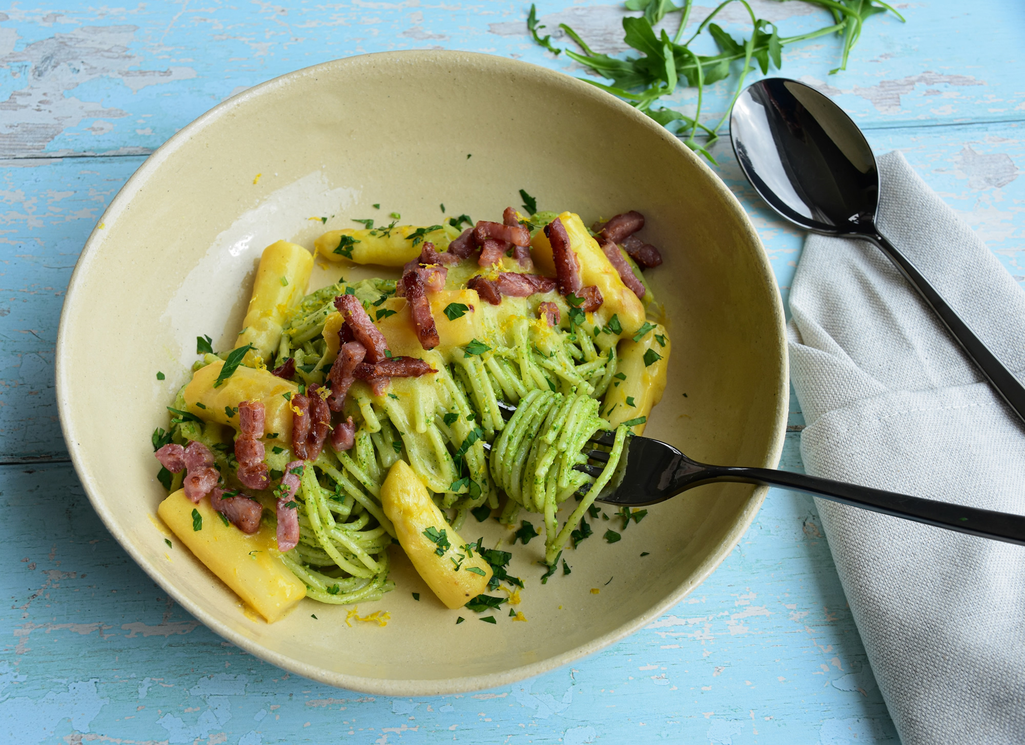 Pasta met asperges en rucola