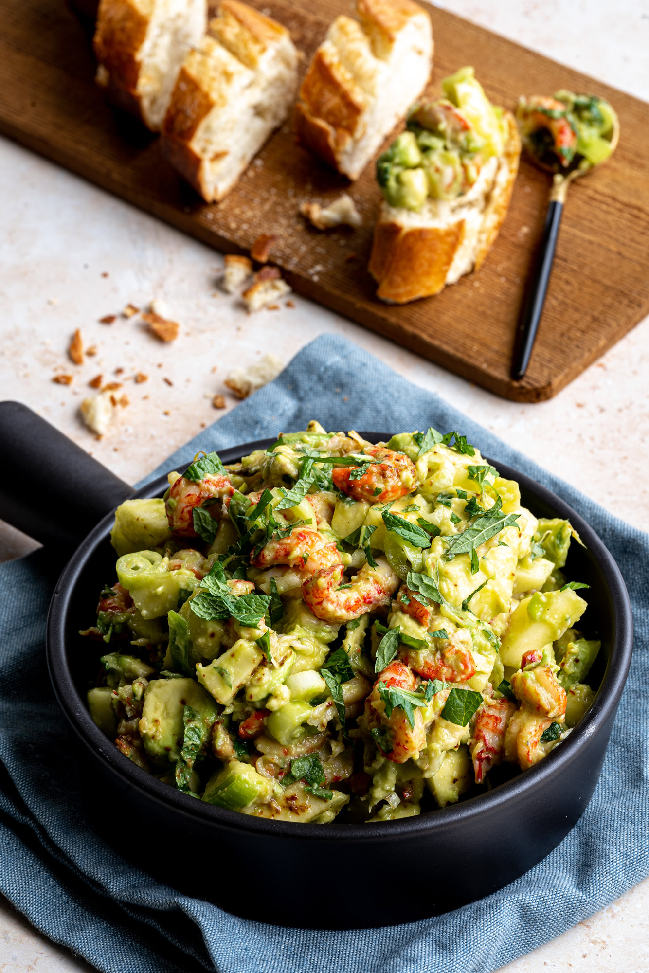 Salade van avocado, appel en rivierkreeftjes