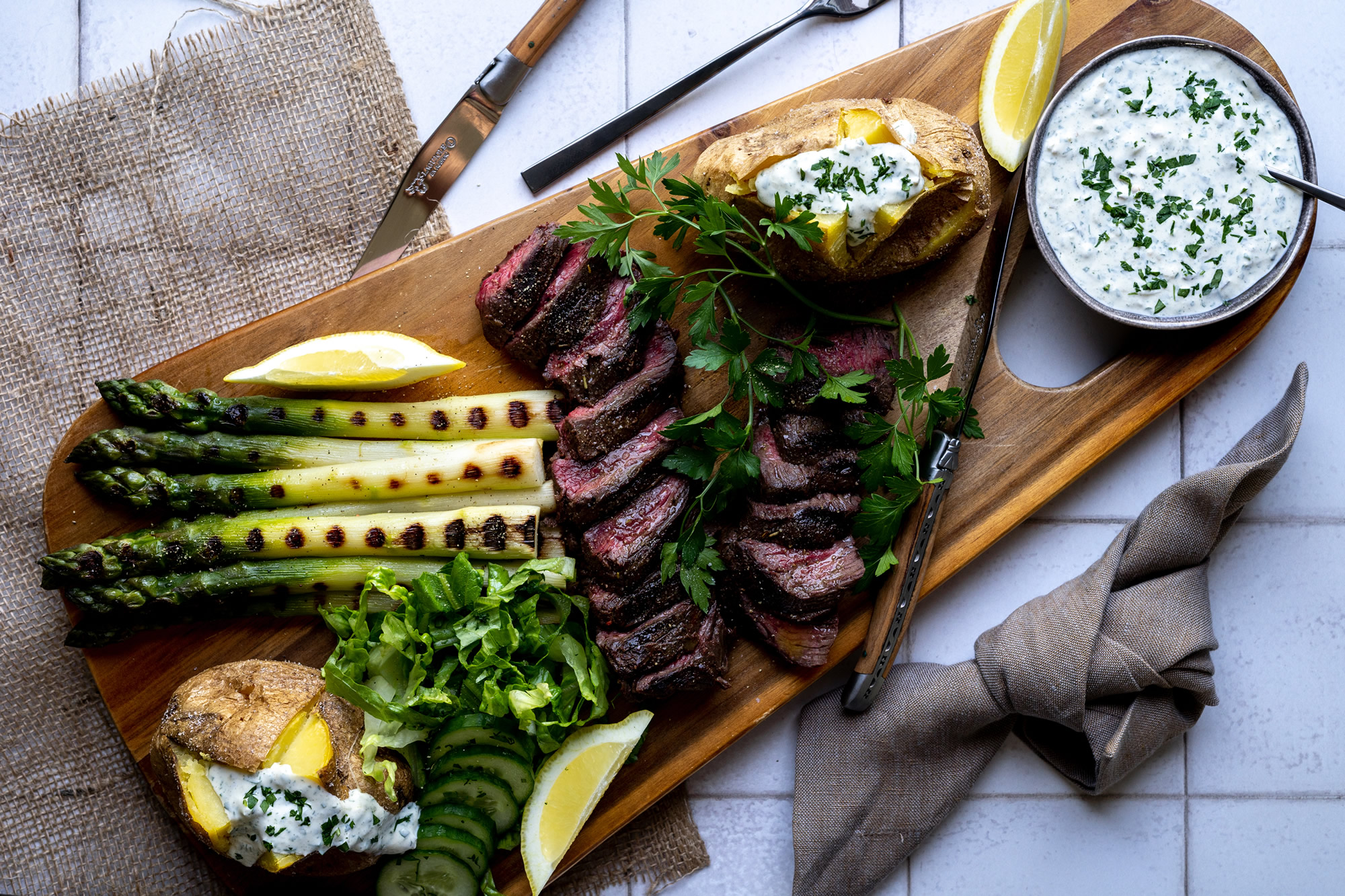 Steak met gegrilde asperges en gepofte aardappel