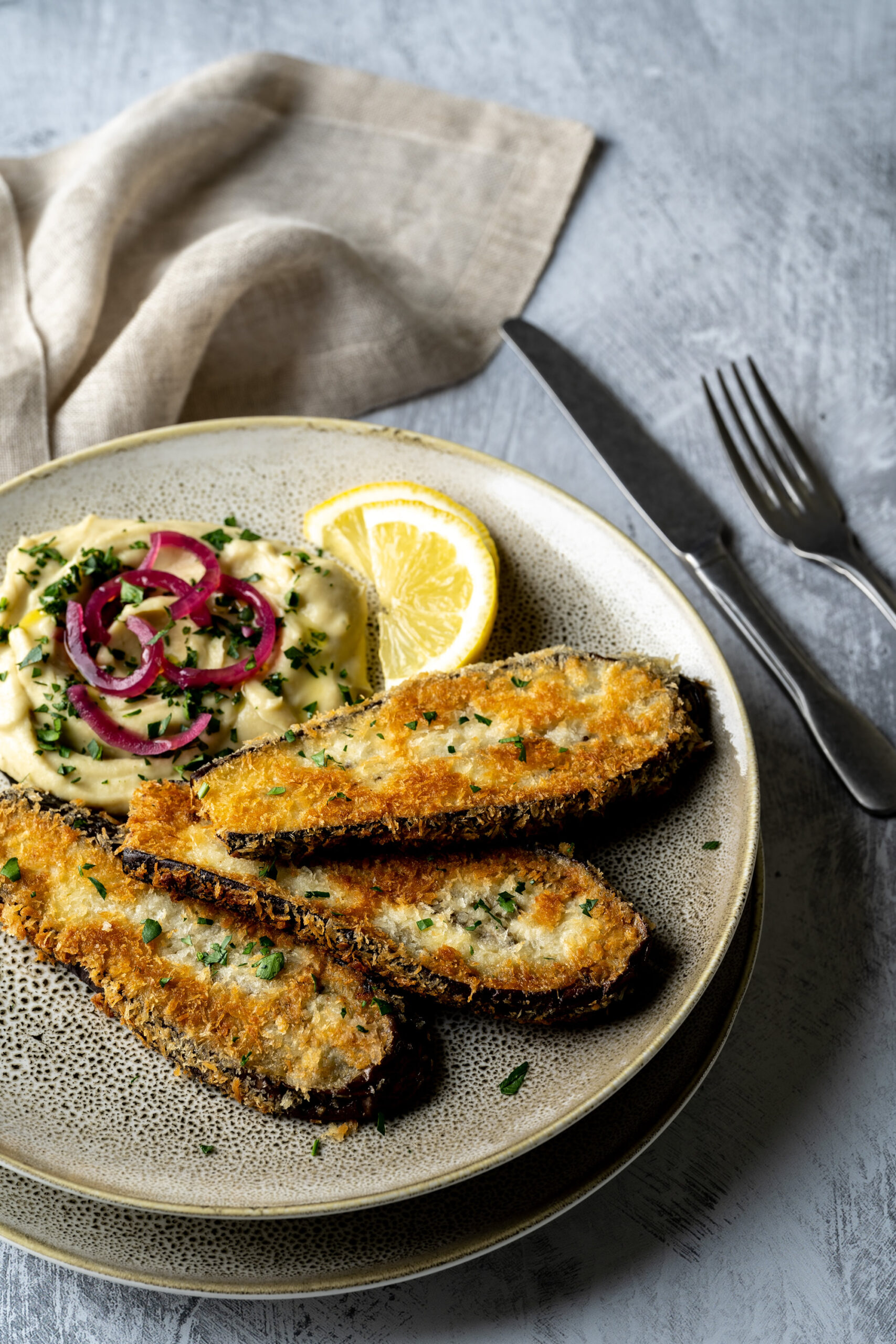 Schnitzel Van Aubergine Met Hummus Van Knolselder En Bonen Sublimix