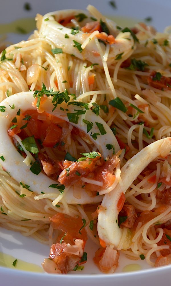 Spaghetti aglio olio met inktvis en chorizo