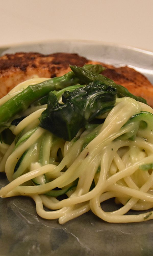 Spaghetti met zalm en aspergesaus